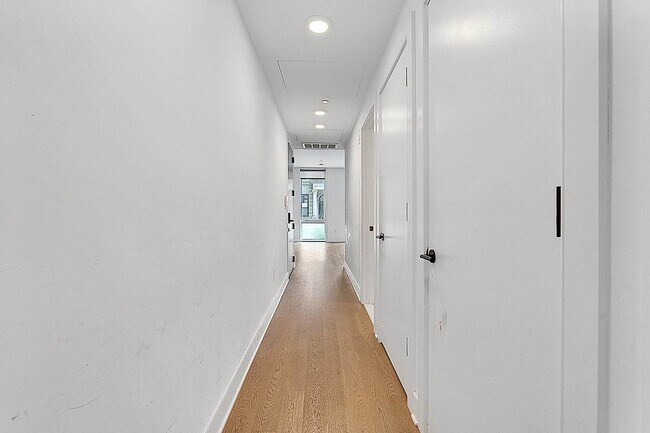 Building Photo - 265 York St
