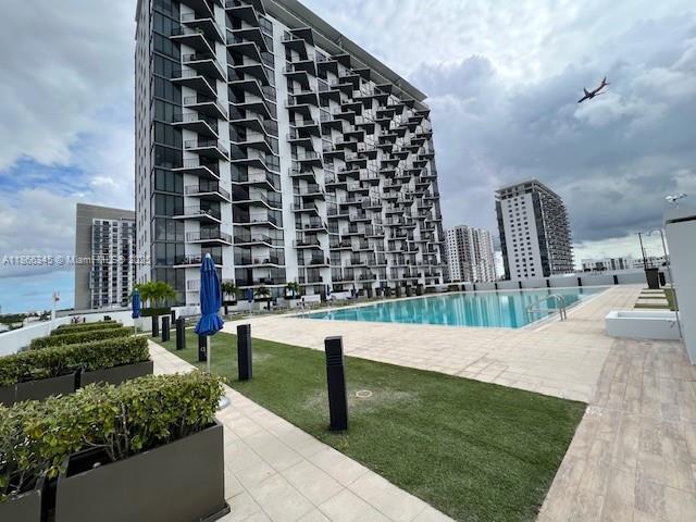 Foto principal - 5300 Paseo Blvd