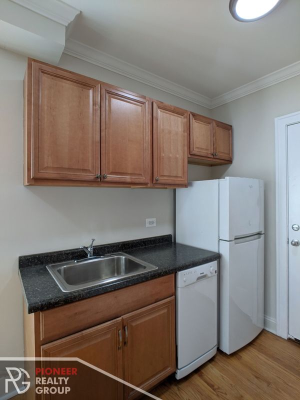 Foto del edificio - 3815 N Greenview Ave