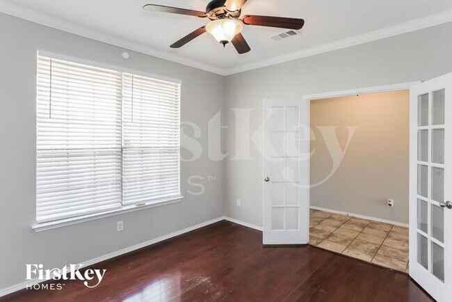 Building Photo - 719 Hickory Ln