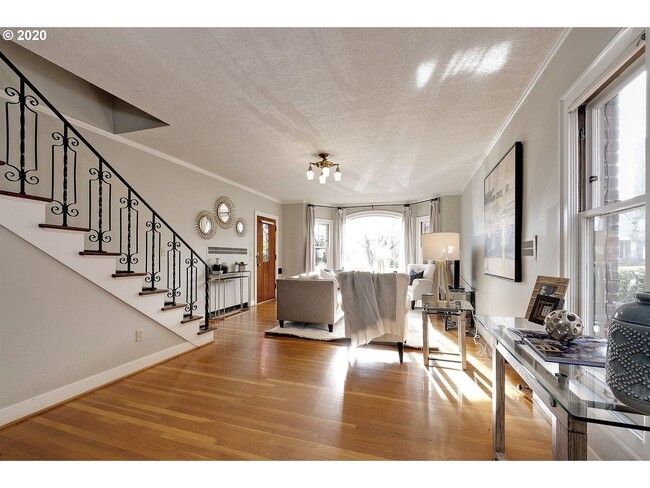 Foto del edificio - 2 Bed 1.5 Bath End-unit townhome in the 