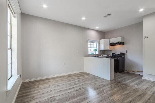 Foto del edificio - 5341 Ash Ln