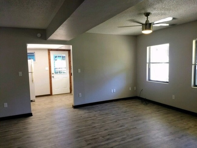 Building Photo - 706 W 10th Ave