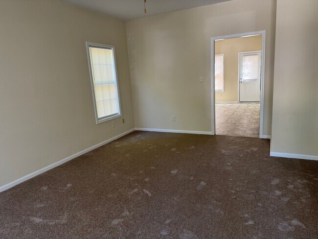 Foto del edificio - New Flooring & Fresh Paint