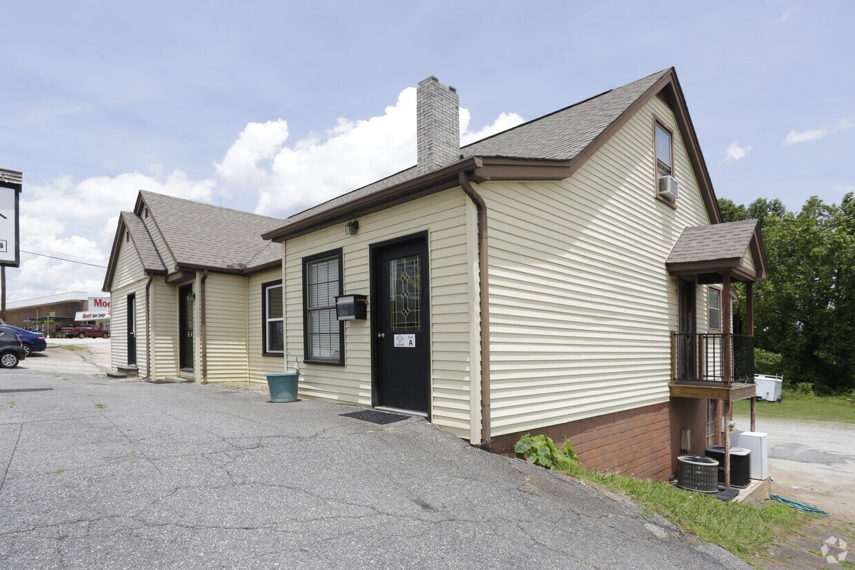 Primary Photo - 494 Grove St N