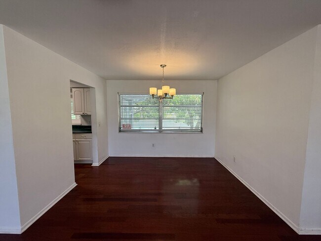 Foto del edificio - Amazing 2-bedroom, 2-bathroom home on a lake.