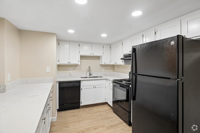 1BR, 1BA - 813SF - Kitchen - Summer Place Apartments