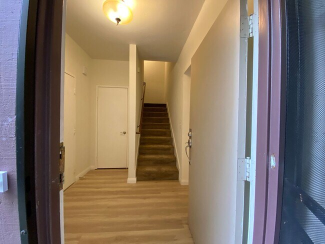 Building Photo - Spacious 2 Bedroom/ 2 Bath in the Highly D...