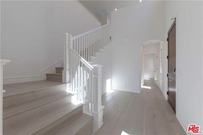 Building Photo - 113 Escala