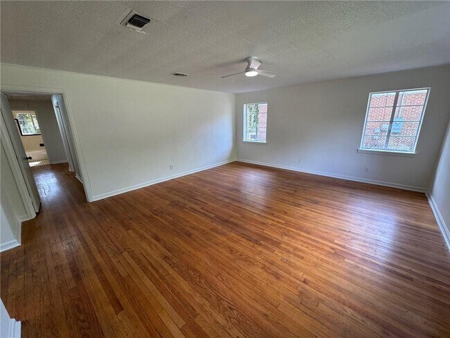 Foto del edificio - 713 Iris Ave