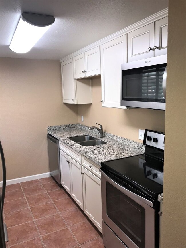 Building Photo - **FABULOUS- 1br/1ba CONDO (CAMELBACK & ARCADIA)
