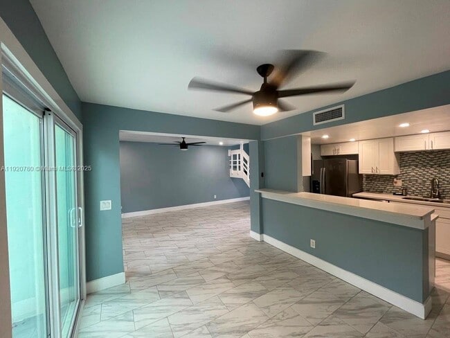 Building Photo - 330 Sunshine Dr