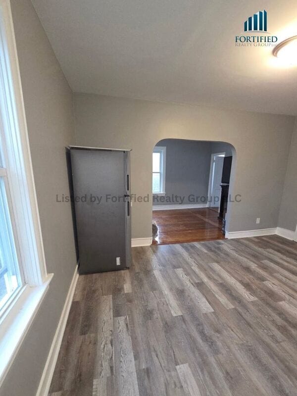 Building Photo - 25 Saxon St