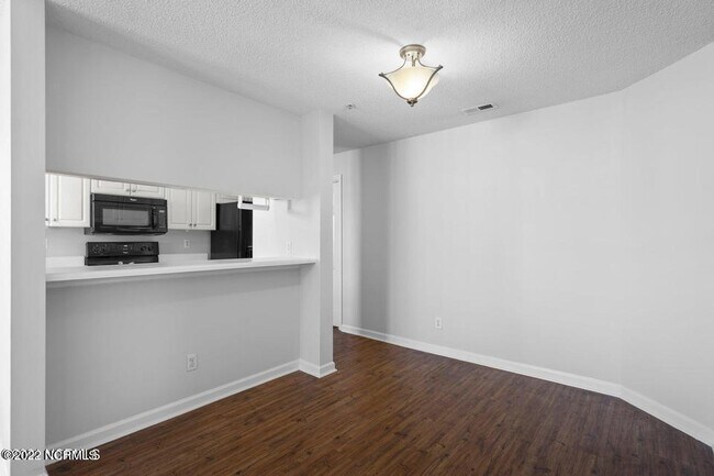 Building Photo - 713 Clearwater Ct