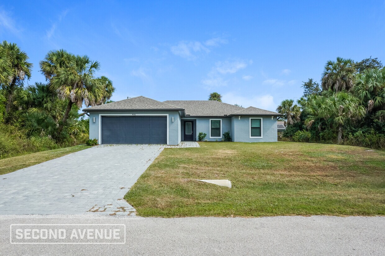 Foto principal - 4066 Chamrade Rd