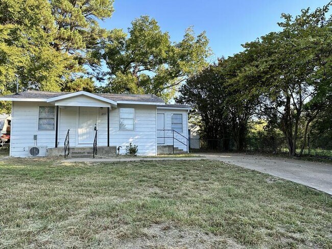 Building Photo - 250 Airport Rd