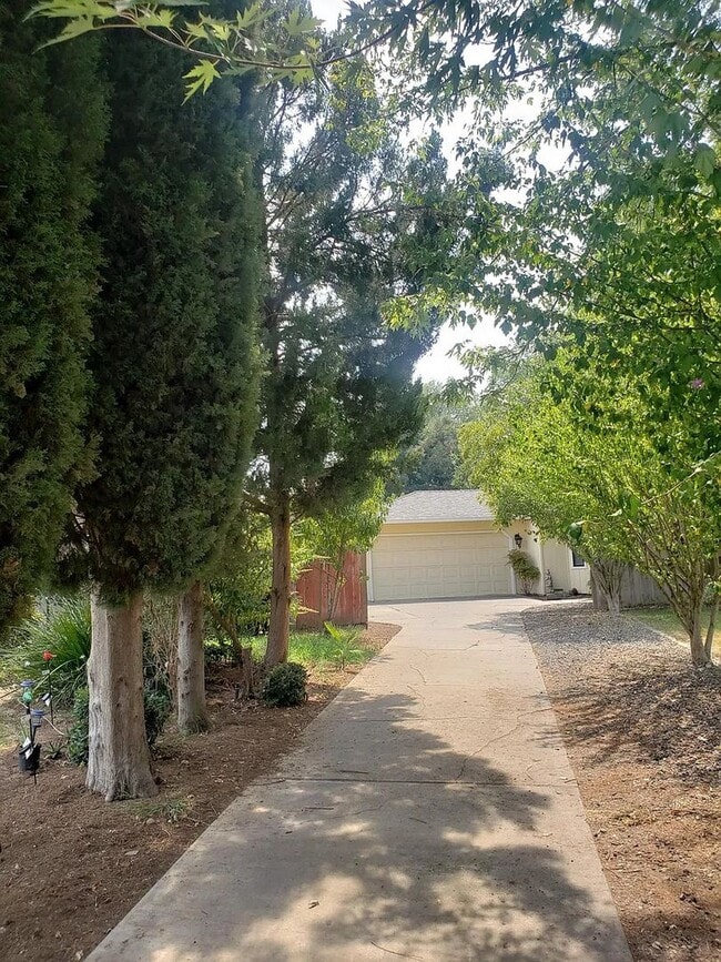 Building Photo - 9 Hillary Ln