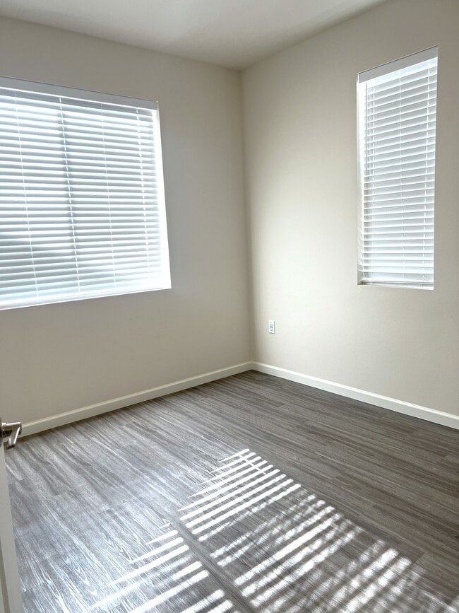 Primary Bedroom - 725 Lockwood Ln S