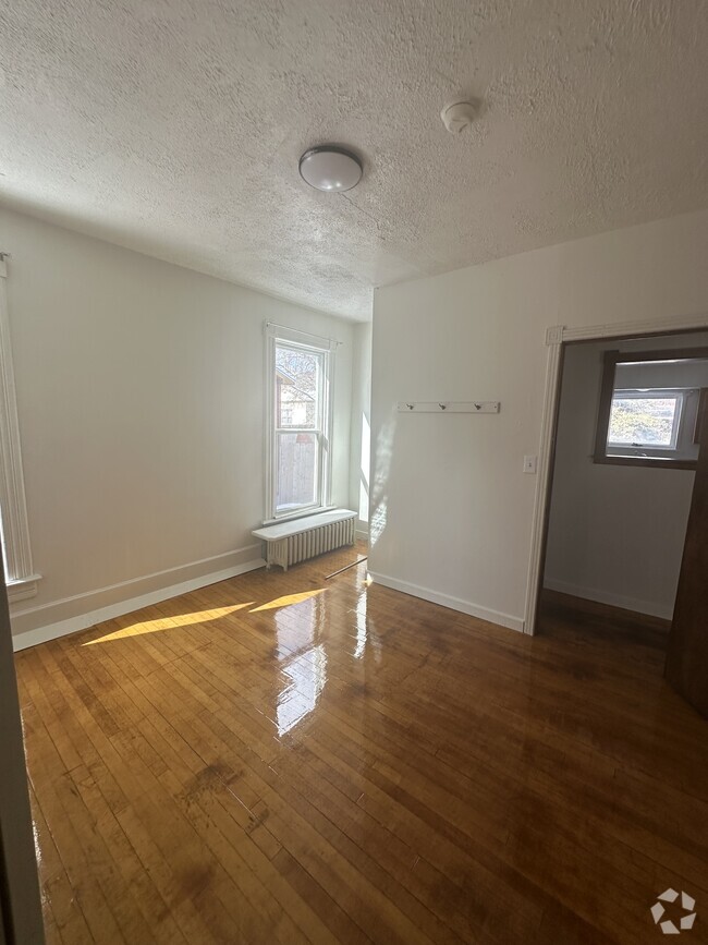 Building Photo - 409 Cedar St