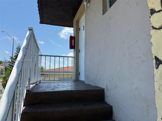 Foto del edificio - 165 E 7th St