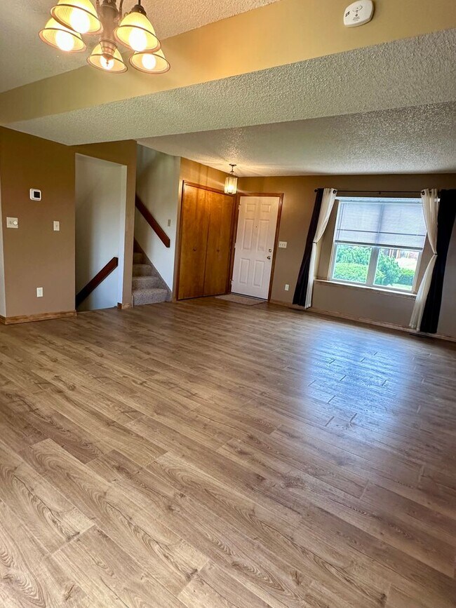 Foto del edificio - Spacious 4BD w/ A/C in Desirable Briargate...