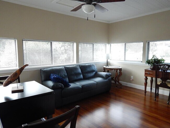 Foto del edificio - 16909 Franklin Ave