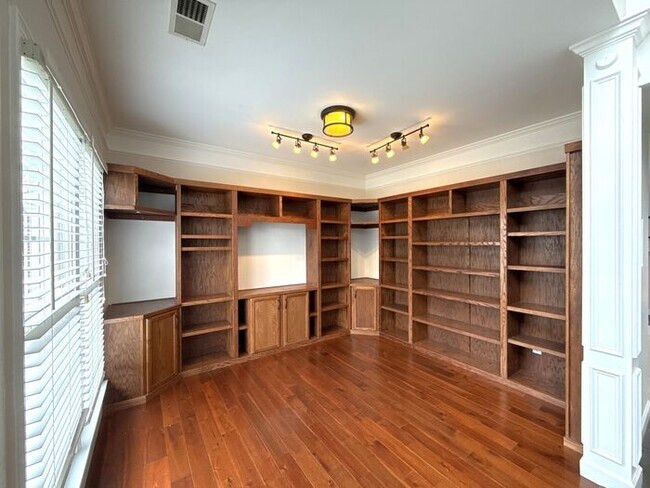 Foto del edificio - T.R. Lawing Realty Property