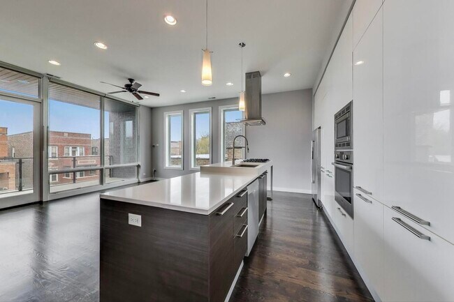 Foto del edificio - 2547 W Augusta Blvd