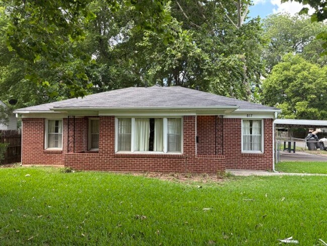 Building Photo - Beautiful 4 bedroom/1 bath with Central Air & Heat on Corner Lot