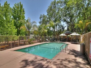 Building Photo - 121 Massol Ave