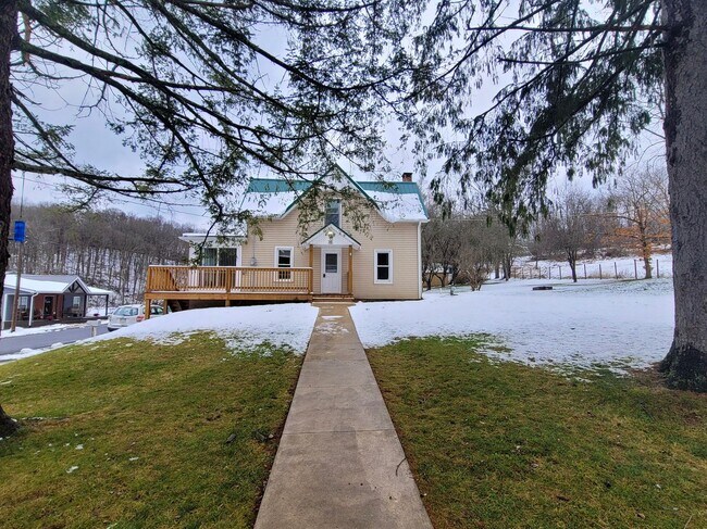 Building Photo - 3 Bedroom Home with 2-Car Detached Garage!