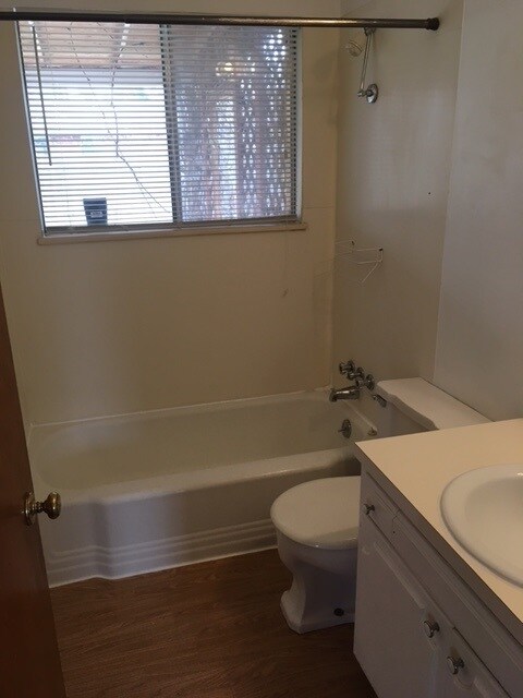 Foto del edificio - 1903 Oakwood Dr