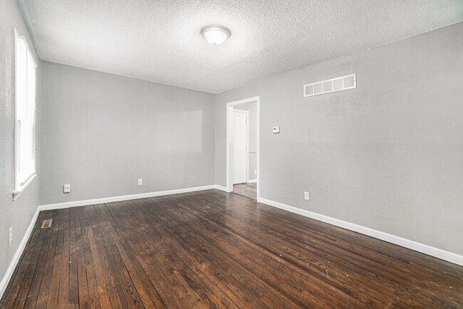 Foto del edificio - WOW! 4 BR, 1 BA: Move-In Ready!