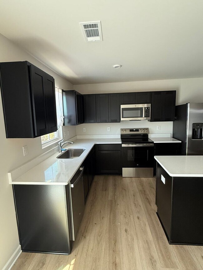 Building Photo - Like New Townhome!