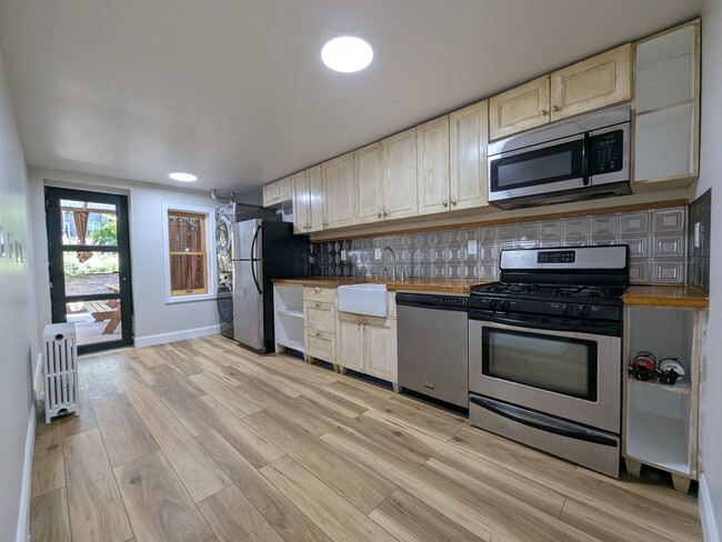 Building Photo - 868 Saint Johns Pl