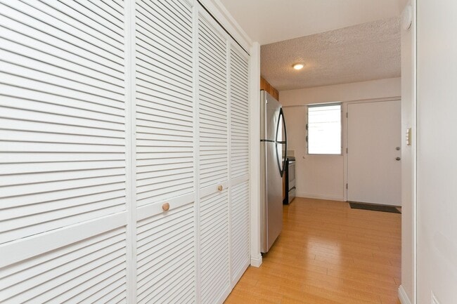 Building Photo - AVAILABLE NOW !!!!  Conveniently Located O...