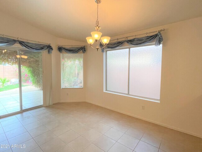 Foto del edificio - 2702 E Hartford Ave