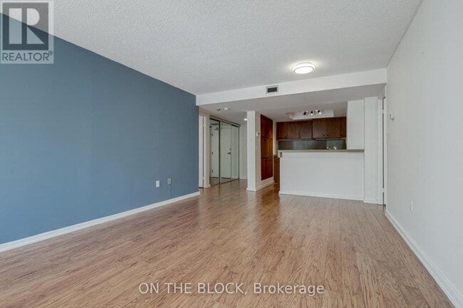 Photo du bâtiment - 701 King St W