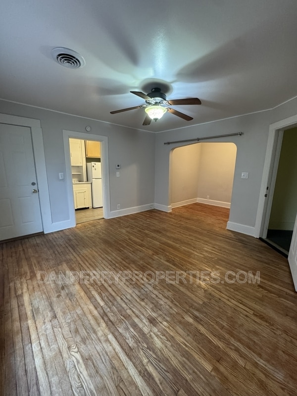 Building Photo - 915 N Main St