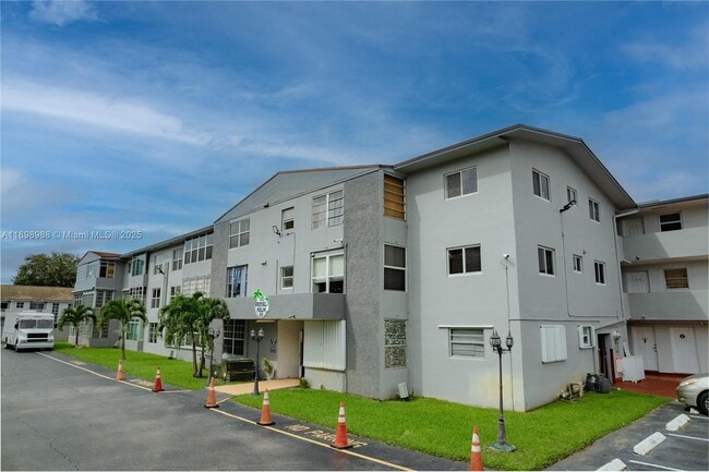 Foto del edificio - 120 Royal Palm Rd