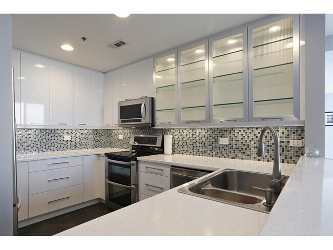 Kitchen - 285 Centennial Olympic Park Dr NW