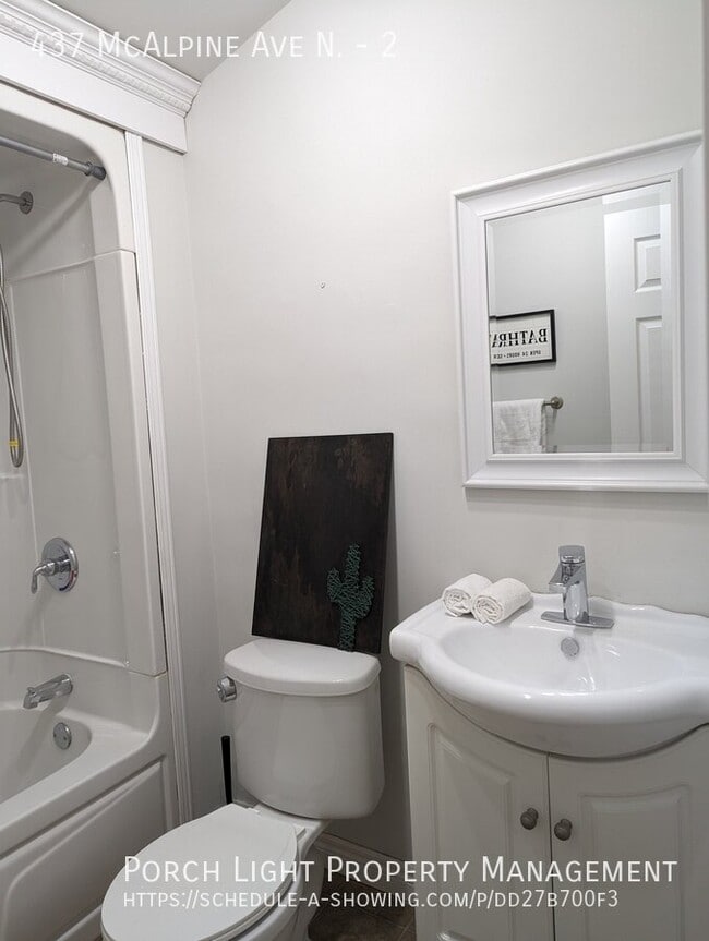 Building Photo - New Kitchen. New Bathroom. Private Laundry. So Cute!
