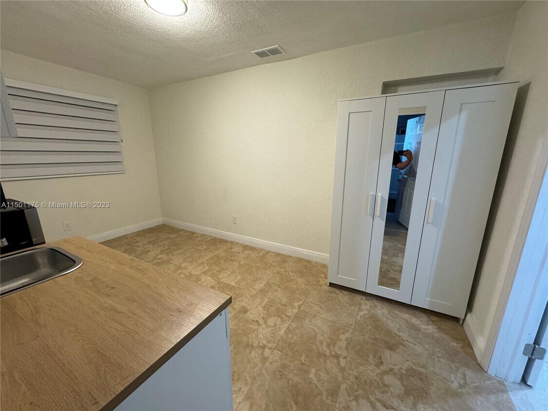 Foto del edificio - 1430 W 32nd St