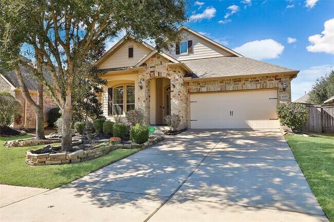 Building Photo - 10015 White Pines Dr