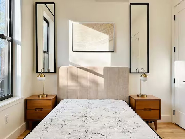 Building Photo - Furnished room/NOT APARTMENT