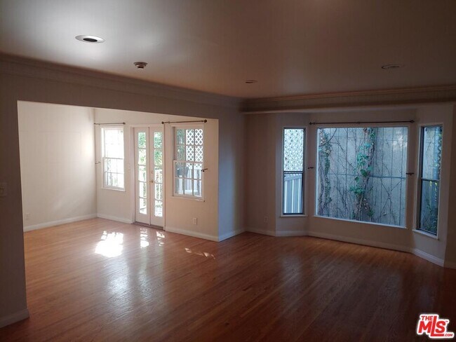 Foto del edificio - 9066 Shoreham Dr