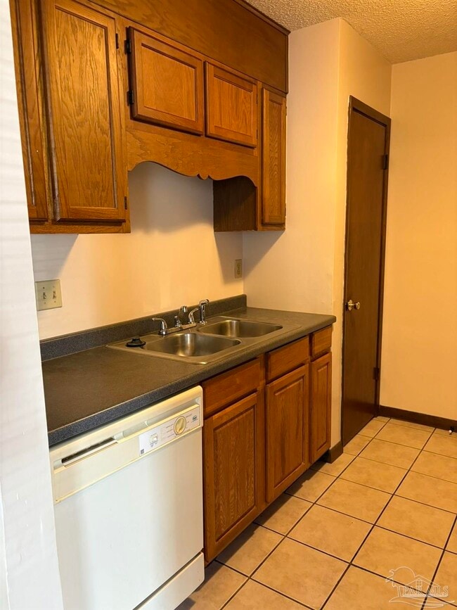 Building Photo - 3262 Maplewood Dr