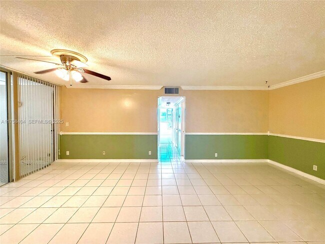 Foto del edificio - 920 NE 199th St