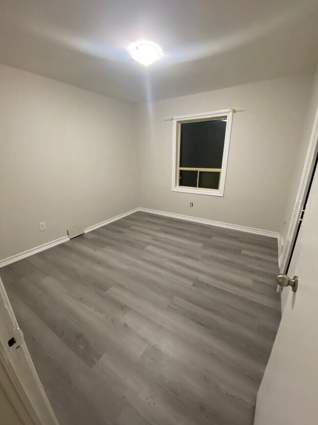 Building Photo - 35 Amberley Dr