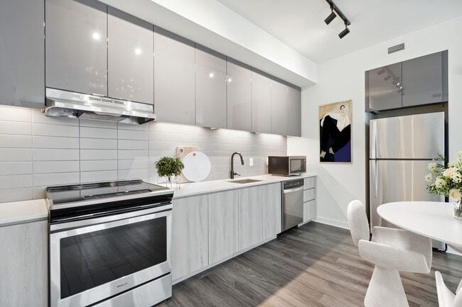Building Photo - 555